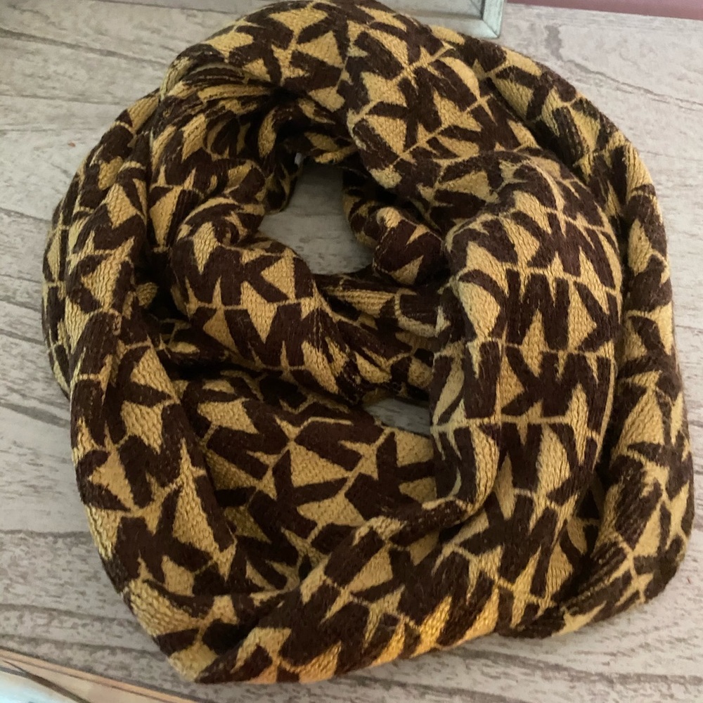 Michael Kors Circle Scarf